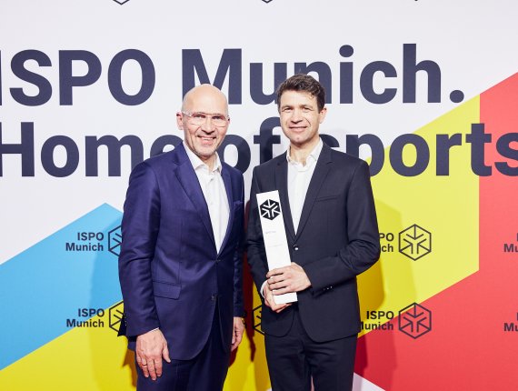 Klaus Dittrich und Ole Einar Björndalen nach der Verleihung des ISPO Pokals auf dem roten Teppich.